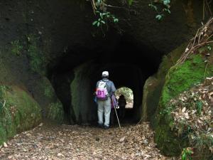 日向往還歴史ウォークの風景（山屋のトンネル）