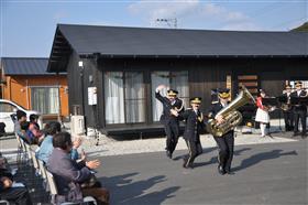 南木倉仮設団地での演奏の写真