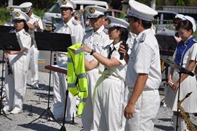 高柳仮設団地での演奏の写真