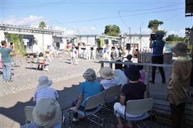 塚原仮設団地での演奏の写真