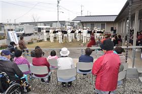 木山仮設団地での演奏の写真