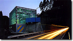 加久藤トンネル換気所の夜の写真です