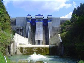 氷川ダム下流面