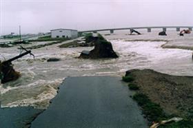 氷川の決壊現場（竜北町）