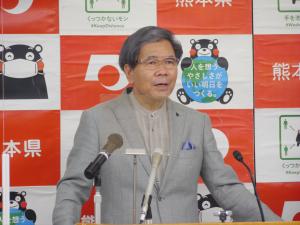 コメントする蒲島知事の写真
