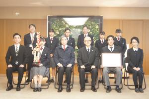 鎮西高等学校ダンス部の全校優勝に伴う知事表敬時の記念写真