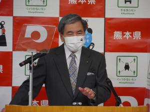 記者からの質問に答える蒲島知事の写真