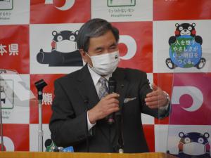 記者からの質問に答える蒲島知事の写真