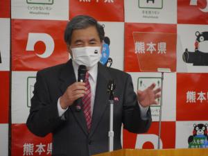 記者からの質問に答える蒲島知事の写真