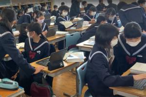 玉名附属中学校での1人1台端末を利用している授業の様子