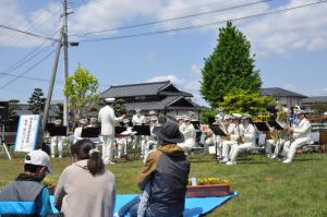 木山下辻仮設団地での演奏の写真