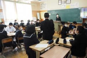 話し合った内容を紹介している様子