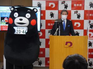コメントする蒲島知事の写真