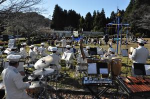 村山公園仮設団地での演奏の写真