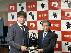 村上選手に副賞をお渡しする知事