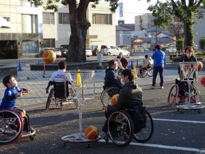 車いすバスケットボール体験の様子そのに