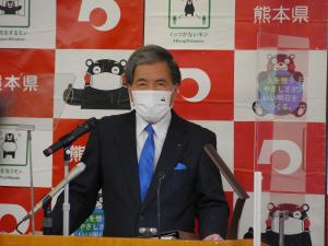 コメントする蒲島知事の写真