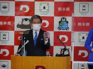 コメントする蒲島知事の写真