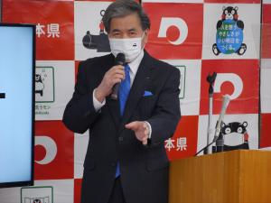 記者からの質問に答える蒲島知事の写真