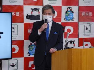 記者からの質問に答える蒲島知事の写真