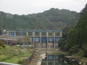 船津ダムを下流から見た写真です。