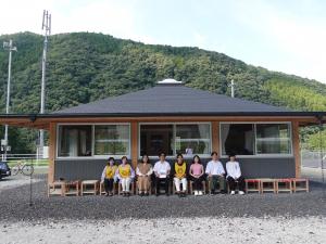 贈呈された椅子と制作したKASEI、柳澤氏