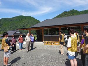 地区へベンチ制作の報告をするKASEI