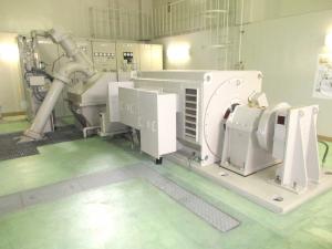 発電機及び制御機器類の写真です。