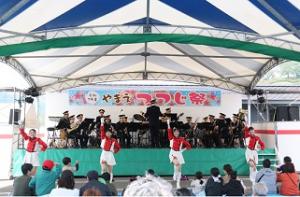 やまえつつじ祭りでの音楽隊演奏の写真