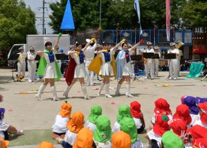 第二幼稚園「安全・安心コンサート」での音楽隊演奏の写真
