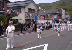 牛深ハイヤ祭りでの音楽隊演奏の写真