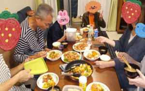 週2回みんなで夕食を作り食卓を囲みます。