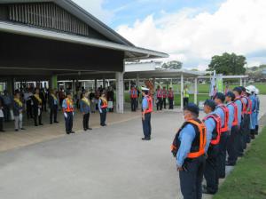 警察官が整列し、申告している状況