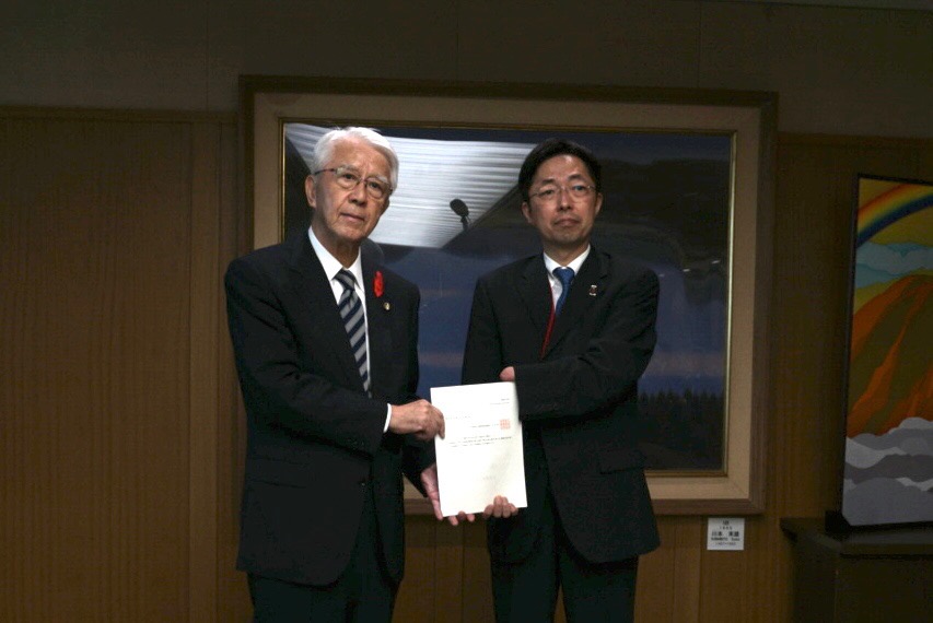 勧告書の受け渡しの写真