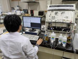 機械を使用して分析している様子