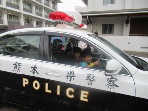 子供たちがパトカー乗車体験をしている状況