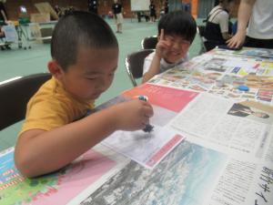 子供たちが指紋採取体験をしている状況