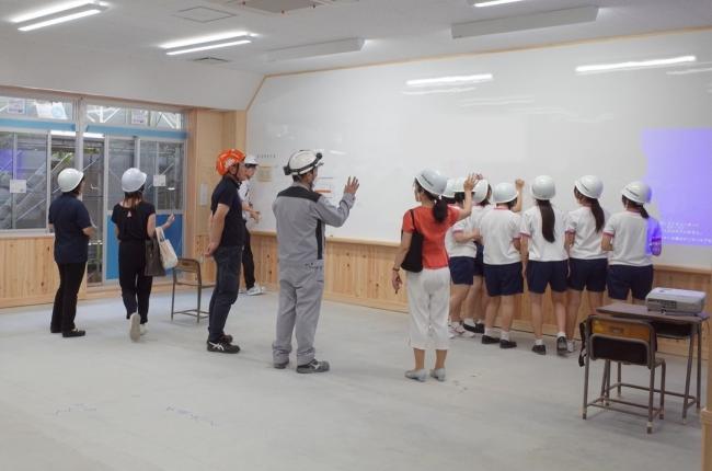 第一高校：同校生徒の現場見学会の様子