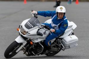 川上隊員スラローム走行写真