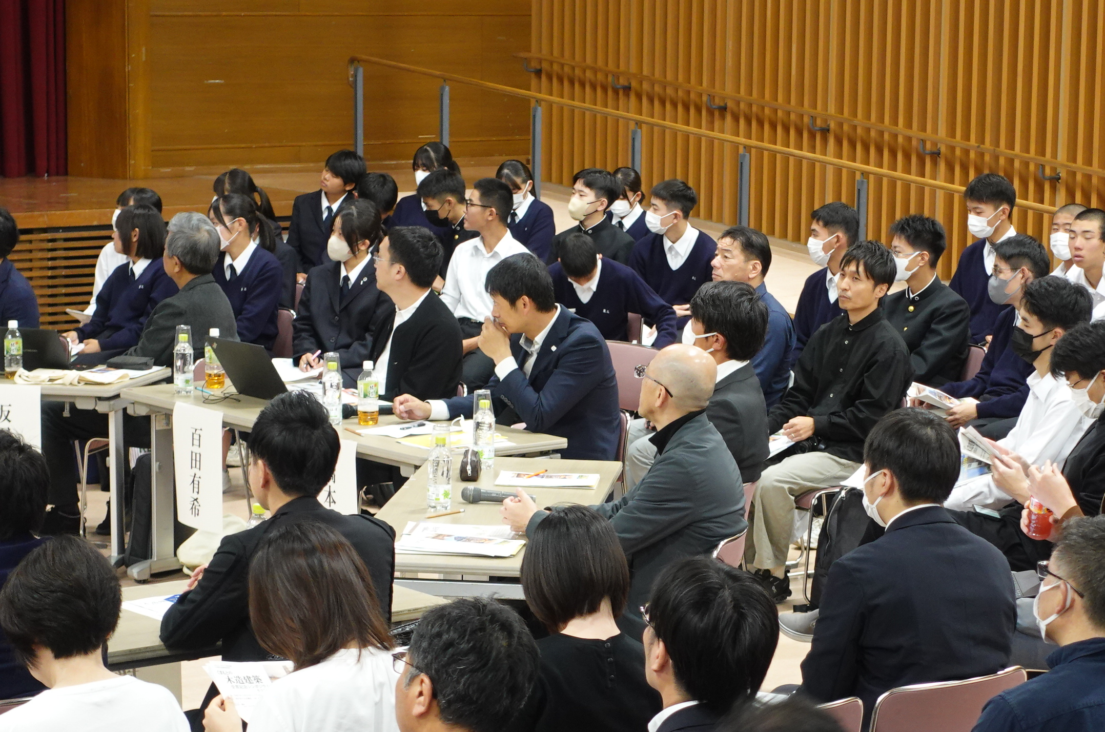 熱心に聞く参加者