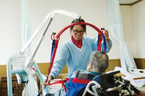 介護に従事するピリマさん（写真）