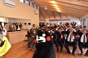 くまモン体操で熊本城のポーズをとる参加者の皆さん