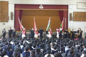 高平台小学校での演奏の写真