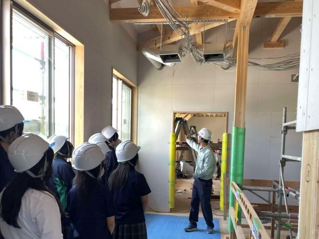 高森高校マンガ学科校舎　同校生徒の現場見学会の様子