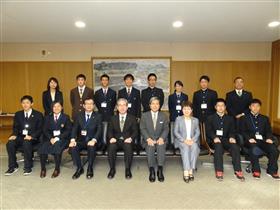 12月19日（月曜日）専門高校生による海外インターンシップ事業派遣生徒による知事表敬訪問（熊本県庁）