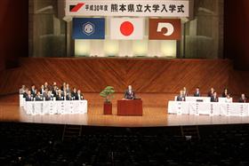 祝辞を述べられる知事