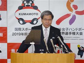 記者からの質問に答える蒲島知事の写真