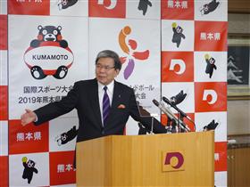 記者からの質問に答える蒲島知事の写真