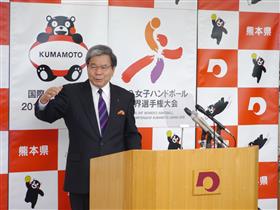 記者からの質問に答える蒲島知事の写真