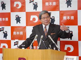 記者からの質問に答える蒲島知事の写真